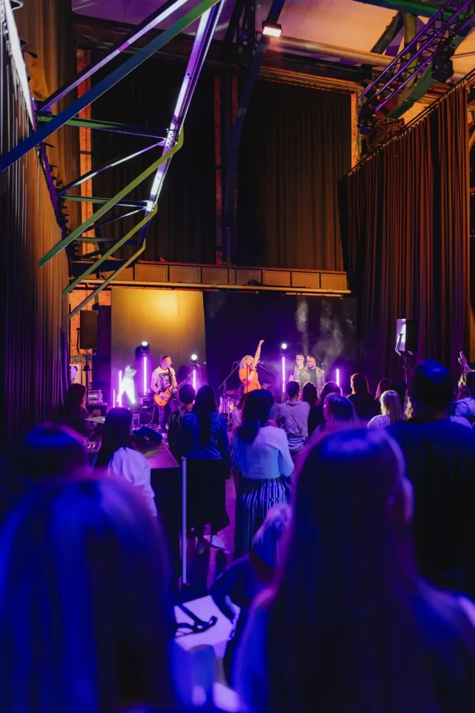 Eventagentur Saarland Referenzen: Professionelle Eventbühne für eine Veranstaltung der katholischen Kita gGmbH in Saarbrücken, geplant und umgesetzt von Concept Marketing in St. Ingbert.