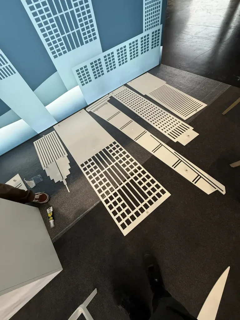 Ausgeschnittene Skyline-Elemente für die Standwand aus Acrylglas beim Messebau-Aufbau von Concept Marketing.