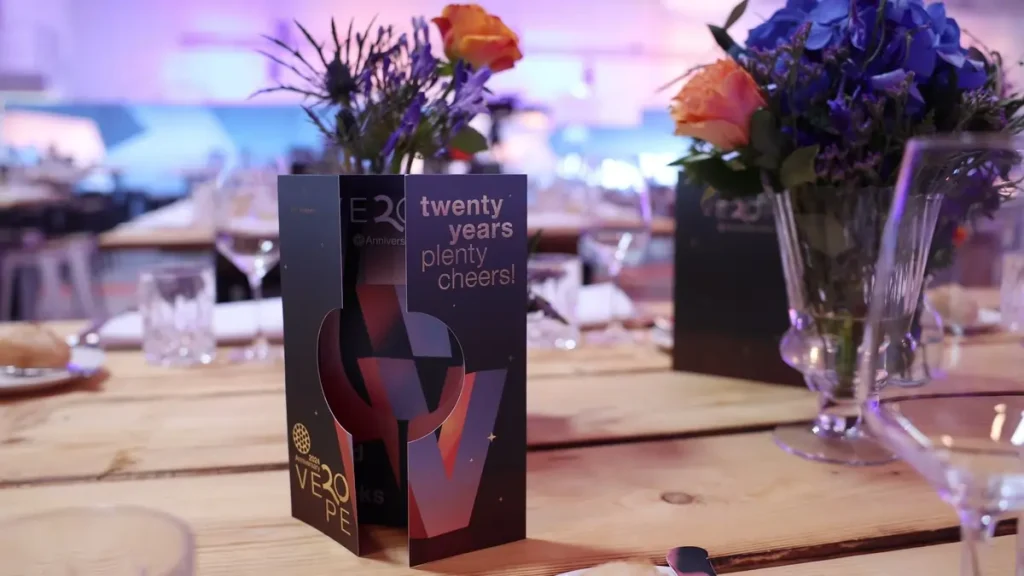 Tischkarte mit „20 Years Plenty Cheers