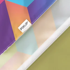 Nahaufnahme der brillanten Druckqualität des Pixlip GO Print Light UV Textils mit hinterleuchteten Farben.